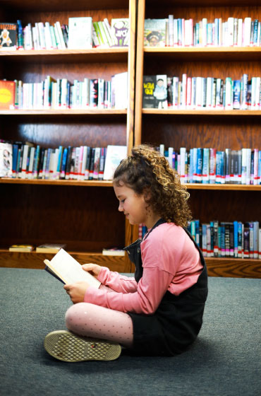 女孩在图书馆读书